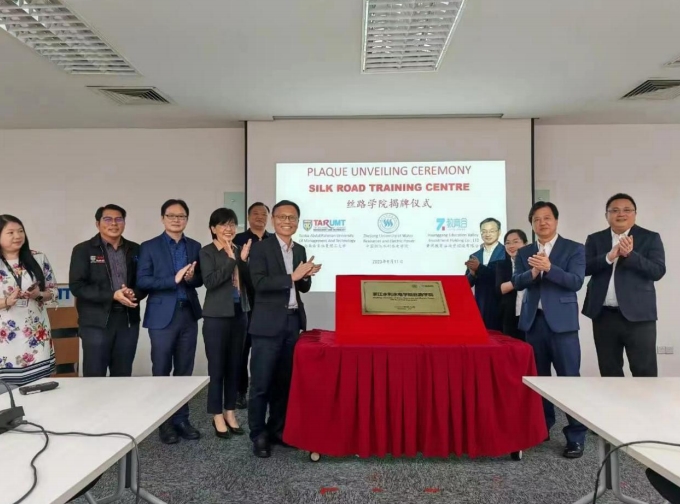 与国际丝路学院签约揭牌